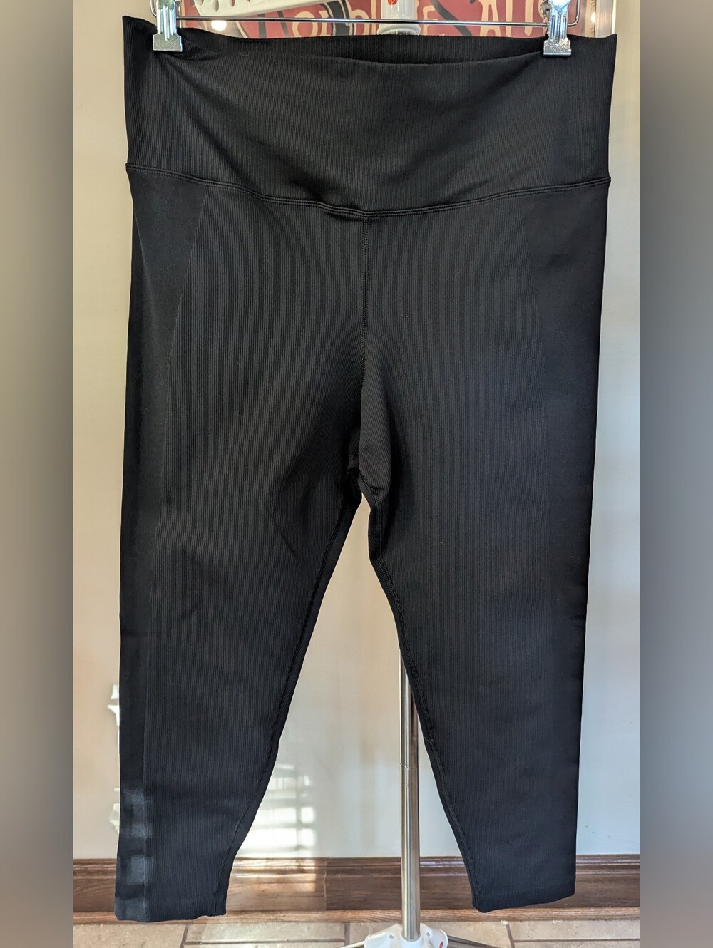 $20 Athleta L Black High Rise Ribbed Cropped Leggings EUC *No Tag*